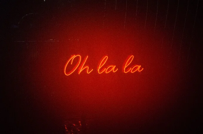 Polices de caractères pour polos rouges Ferrari personnalisés à petit prix