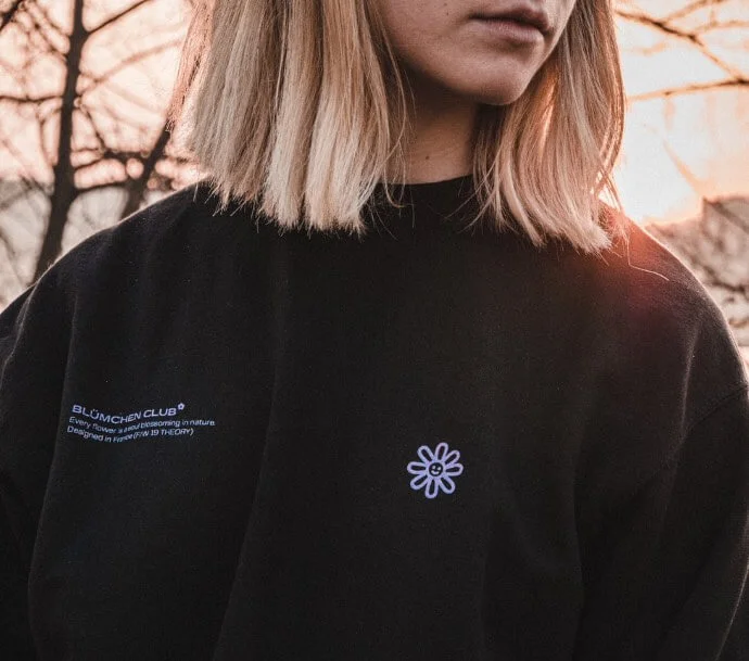 pull avec un nom écrit dessus