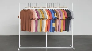 foto di magliette personalizzate appese ad uno stendino